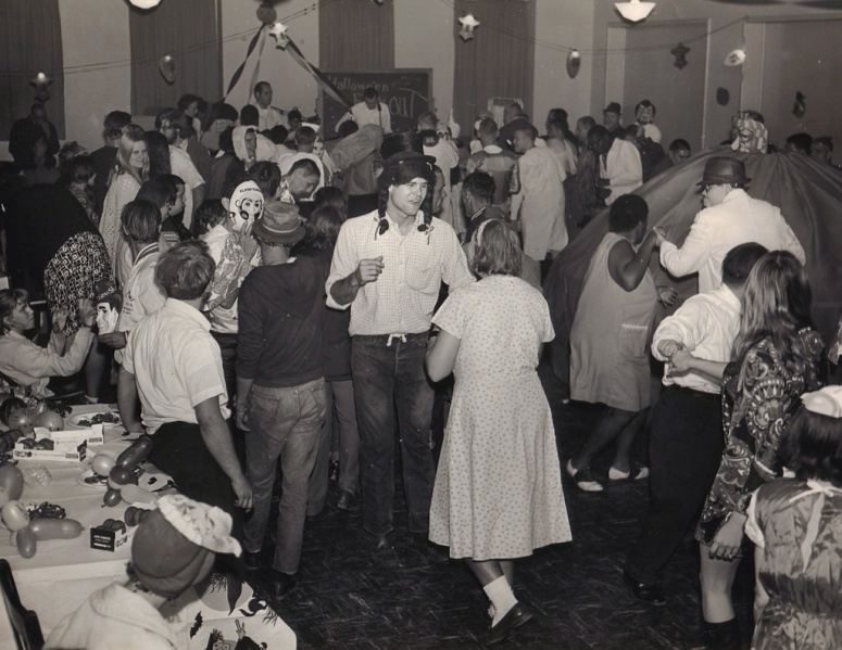 File:HalloweenDance10301970 3 2.jpg